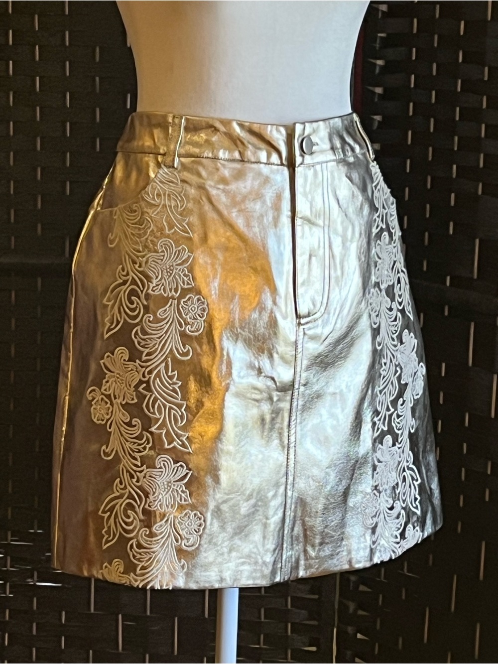 Gold metallic faux leather mini skirt w/ Western embroidery. 5 pockets. Lined. L